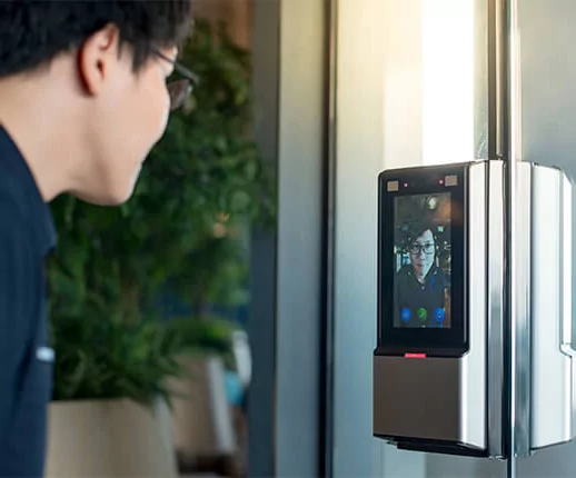 Person using an access control - Protection Solutions